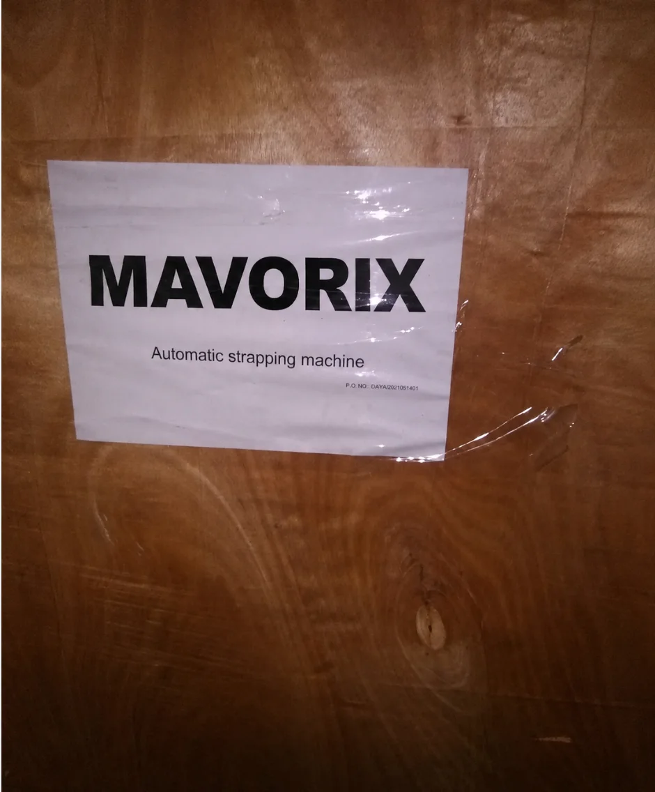 MAVORIX automatic strapping machine label fixed to a wooden export case