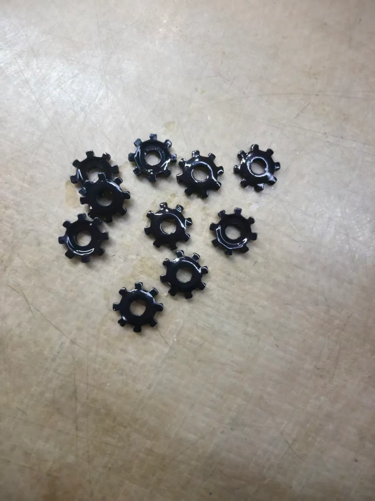 SPCC stamped door lock drive gears laid out during factory sampling after blackening and oiling